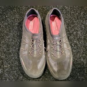 Sketchers Gray Casual Sneaker - Size 9 - Gently Used Condition